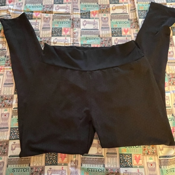 Viral TikTok Leggings! 3 pairs total available. 1 gray, 2 Black, All size 3XL - Picture 3 of 6